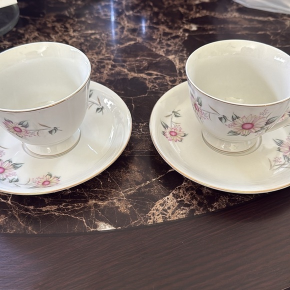 Set of 2 vintage bone china cups and saucers - Picture 3 of 7